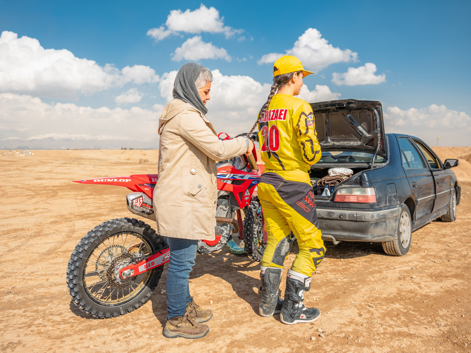 Hasti Rezaei (15), jüngste Motocross-Meisterin im Iran und in den Vereinigten Arabischen Emiraten, Iran 2023 aus der Serie The Underneath of the Calm Streets of Iran