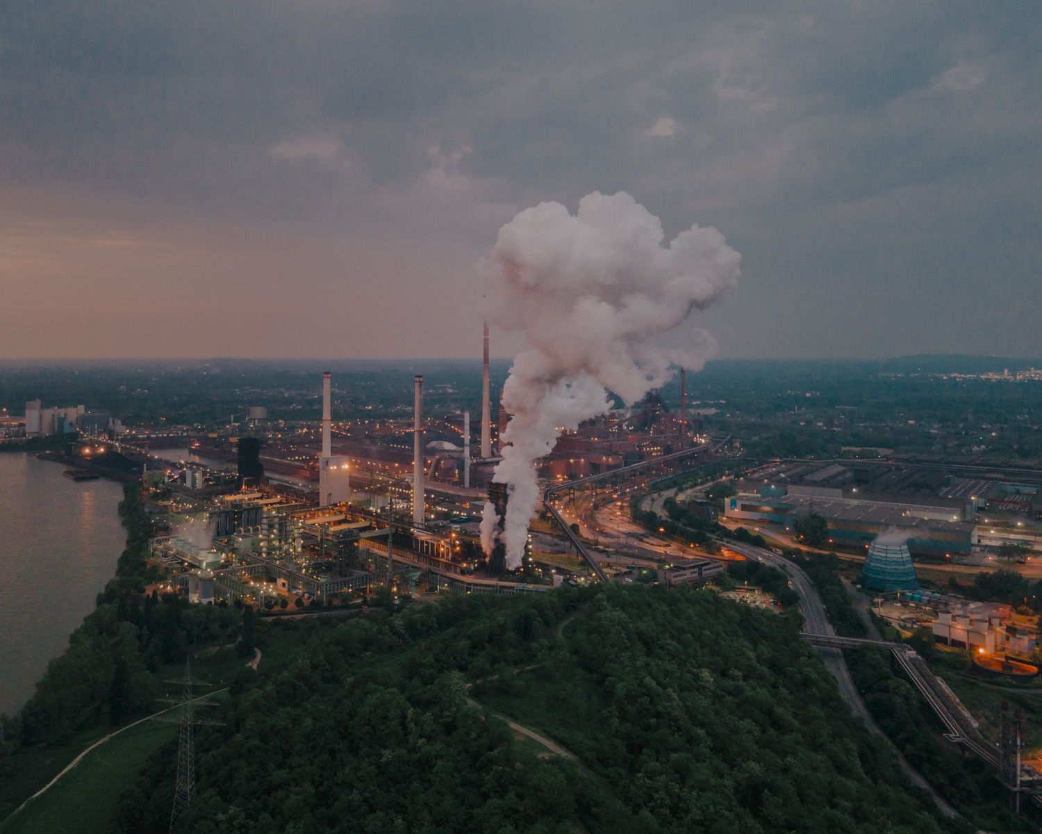 Ein Stahlwerk in Duisburg, Deutschland 2023 aus der Serie An Anthology of a Changing Climate